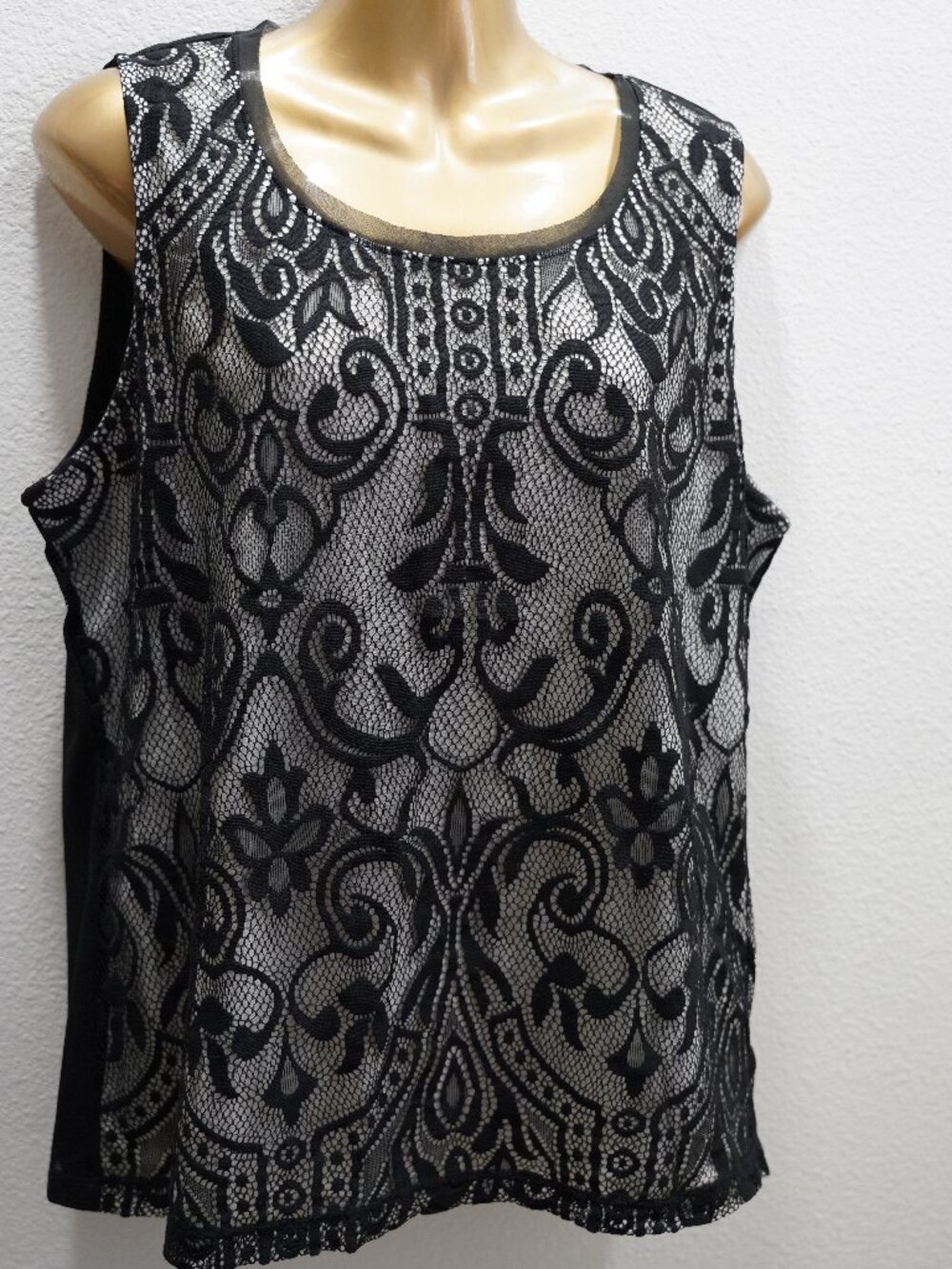 Chico's Black Lace OverLay Sleeveless Lined top size 2